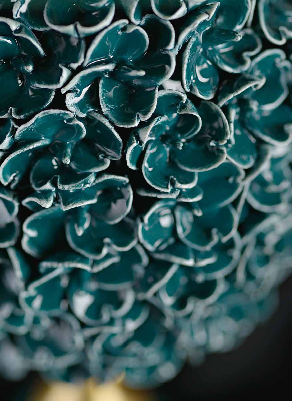Ortensia Colour PORCELLANA/porcelain Il nostro fiore più bello incontra la vivacità dei colori. Blu Intenso, Verde, Cielo e Nero sono i colori di questa collezione.