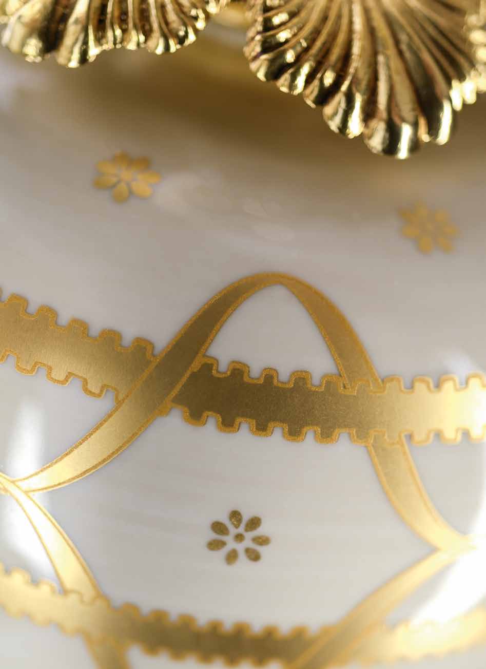 ElitePORCELLANA/porcelain LA RICERCATEZZA DEL DECORO eseguito in oro zecchino 24 carati è il trait d union per una gamma di complementi per l arredo e l illuminazione che viene proposta in due