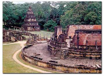 116 RICCARDO PECCI Il vadatage (tempio buddhista) di Polonnaruwa (Ceylon).