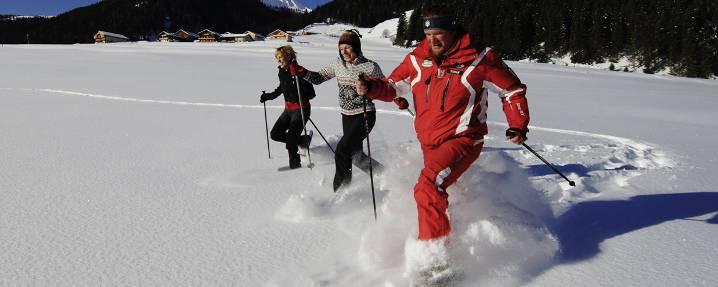 Escursioni con le ciaspole La tecnica delle racchette da neve La forma più comoda di muoversi a piedi nella neve alta é quella di utilizzare le racchette da neve.