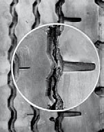 Usura irregolare a rotaia (pneumatici su assi sterzanti) Una combinazione sfavorevole di vibrazioni