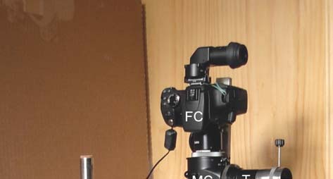 Fig. 2 La microcamera ed il tubo verticale Con questo schema, l immagine finale, quella che produce la foto, è data dall oculare, che sia normale o speciale ( proiettivo ).