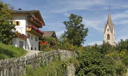 Tra le celebri zone di villeggiatura delle Dolomiti primeggia il vasto altopiano dello Sciliar con l Alpe di Siusi, la malga più grande ed alta d Europa.