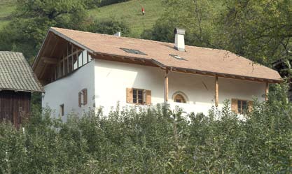 Da Brunico in direzione S. Candido, 2 km dopo Perca girare a sinistra in direzione Nasen/Aschbach. Proseguire sulla stradina di montagna per ca. 4 km in direzione Aschbach.