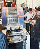 Insieme ad un altra Genius e ad una Rapida 106 a cinque colori con torre di verniciatura allo stand adiacente del partner giapponese Toray, alla fiera ha dimostrato un Green Printing di massima