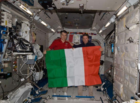 50 La Stazione Spaziale Internazionale Vivere a bordo della ISS muoversi come se si fosse a bordo di un mezzo fantastico, che abbia la velocità di un veicolo spaziale e la manovrabilità di una bici,