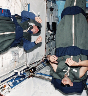 L acqua a bordo della ISS La Stazione Spaziale Internazionale 55 In condizioni di assenza di peso, l acqua non cade sul pavimento, ma fluttua liberamente in gocce.