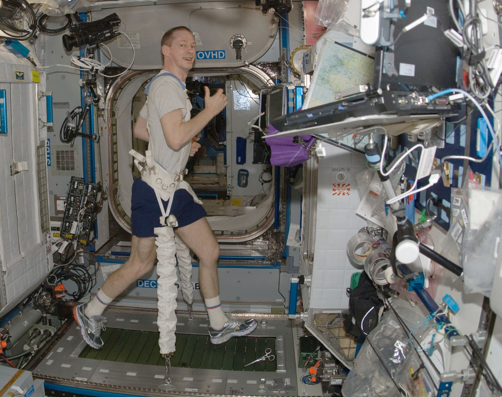 56 La Stazione Spaziale Internazionale La sudorazione degli astronauti Con il cibo e le bevande un astronauta consuma circa 2,7 litri di acqua al giorno.