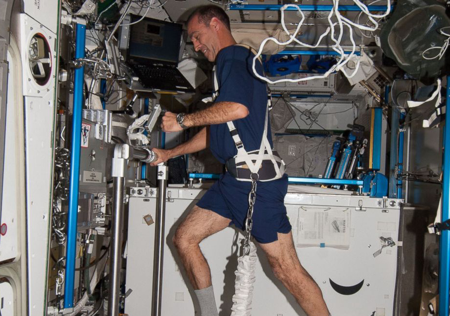 58 La Stazione Spaziale Internazionale L igiene personale a bordo della ISS Per la loro igiene personale, gli astronauti hanno a disposizione un piccolo kit che contiene: un pettine, un paio di