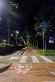 capitolo 2 Pista ciclabile Corso Duca degli Abruzzi Torino Appare sufficientemente illuminata e visibile ILLUMINAZIONE DEI PERCORSI CICLOPEDONALI E DELLE FERMATE DEL TRASPORTO PUBBLICO Torino -