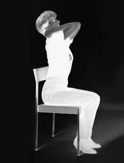 Undicesimo esercizio - Per la parte dorsale della colonna vertebrale. Posizione di partenza Seduti con schiena diritta, ripiegare le braccia dietro la nuca, gomiti rivolti in fuori.