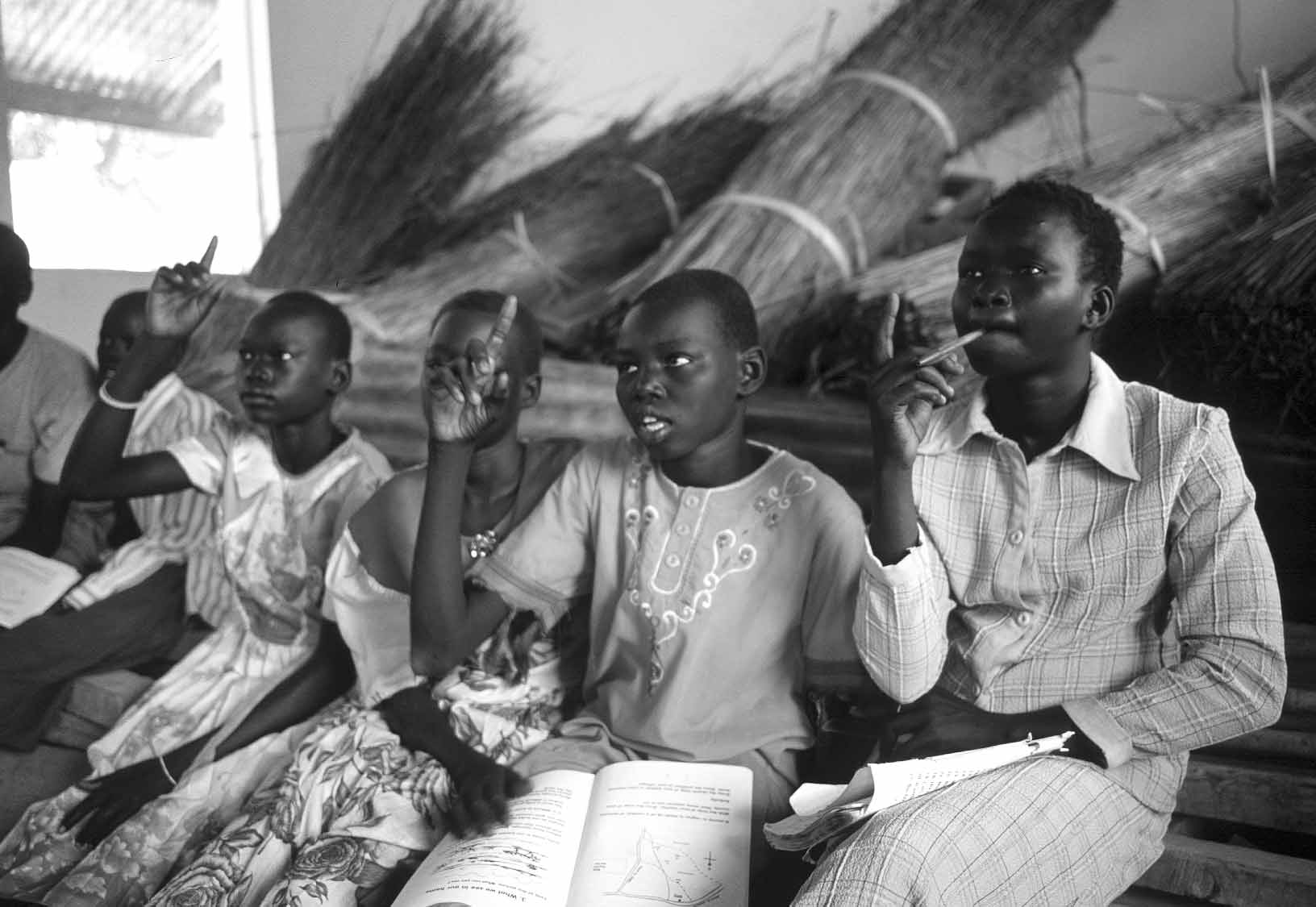 TRE LABORATORI TRE LABORATORI Gruppo di studentesse durante una lezione alla scuola primaria Mathiang Dhiei di Malualkon nel Sud Sudan. 16 J.