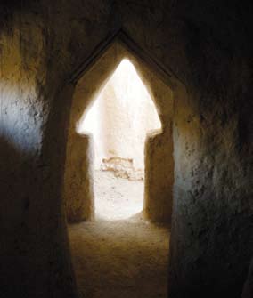 in un punto remoto del deserto, segnato da altipiani imponenti.