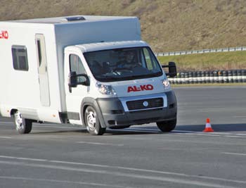 Sospensione a ruote indipendenti - tecnologia innovativa unica Il telaio ribassato AL-KO fa sì che i veicoli a trazione anteriore costituiscano la base ideale per la costruzione di camper.