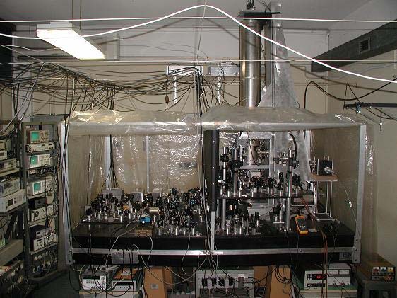 L ultima generazione di campioni al cesio da laboratorio, del tipo a fontana atomica, che anziché fasci di atomi impiegano atomi di cesio raffreddati con tecniche di laser cooling,