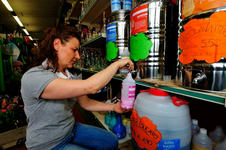 fronte al distributore del latte sotto la cui protezione sono state disposte due panchine in plastica riciclata.