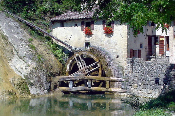 Macchine nel Medioevo Il mulino ad acqua utilizza l energia meccanica prodotta dalla corrente di un corso d acqua, condotta alla ruota del mulino tramite opportuna canalizzazione.