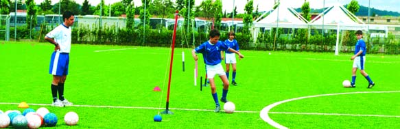 La tecnica nel calcio deve essere considerata un elemento di trasmissione motoria delle decisioni intraprese dal giocatore, quindi rappresenta il mezzo e non l obiettivo primario.