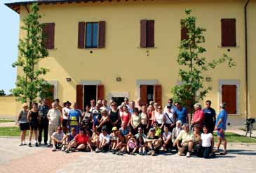 Percorriamo in successione Via Trento, Via Roma e infine Via Campo Sportivo (pista ciclabile ricavata sul marciapiede di destra) con cui raggiungiamo la frazione di Premenugo e il suo vasto e