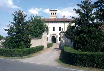 Palazzo Carcassola Grugni a Marzano Il Ponte Napoleonico in località Zelasche fesa del canale Muzza ad opera di Francesco Sforza, durante la guerra con la Repubblica di Venezia.