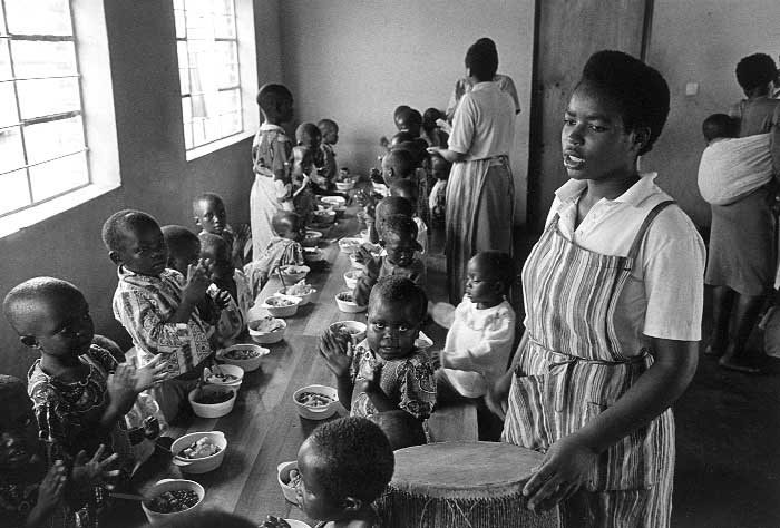 l u o g h i Axum - Roma, 1937-2001 di Andrea Pase Axum, m. 2130, ab. 10000 c., di cui 87 italiani, fu capitale di un regno e culla di una civiltà che da tempi antichissimi durarono fino al IX d. C.