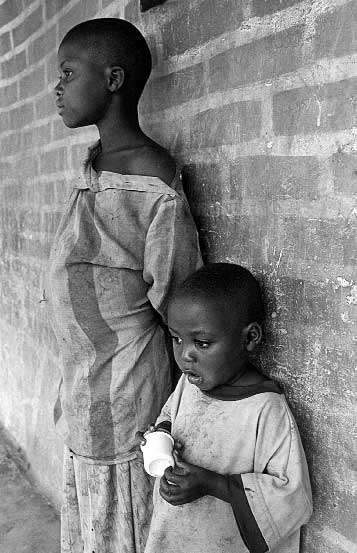 r w a n d a I bambini della speranza Le immagini di questo numero di Madrugada a cura di Antonella Santacà Il Rwanda, in Africa Centrale, è la terra con più alta densità di popolazione di tutto il