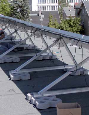 In caso di sovraccarico del tetto a causa di carichi di zavorramento troppo pesanti, a sua volta si deve prendere in considerazione il rischio del sovraccarico del tetto fino al crollo della