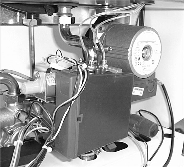 Preparazione al servizio 45 Pressione di riempimento regolare 18 Alimentare elettricamente la caldaia azionando l interruttore bipolare previsto nell installazione.