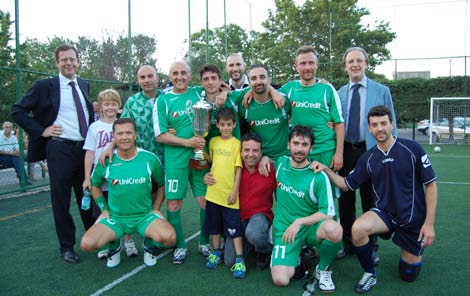 Sport: CALCIO A 5 7 Trofeo di calcio a 5 UniCredit Circolo Roma D opo i successi delle precedenti edizioni si rinnova ancora una volta lʼappuntamento con il Torneo di calcio a 5 organizzato dallʼ