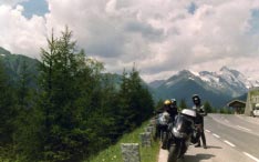 Selezione da IRI-L Qualche chilometro prima del Dolomiten Tour Caricare la moto e partire per le Alpi. In giugno ci sono meno turisti, meno camper, meno pullman.
