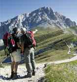 chiese, i castelli. Nella pagina a fianco, dall alto in basso: gufo reale, fioritura di peonia, cani pastore abruzzese nel gregge, prodotti caseari, l abbazia di S.