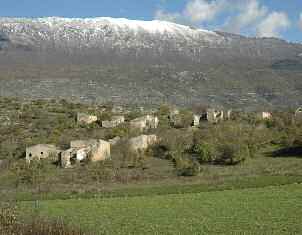 ABRUZZO ITALIA 23 OFENA E LE PAGLIARE Il centro medievale di Ofena, l antica Aufinum, alla base di un importante via della transumanza che sale verso Castel del Monte e Campo Imperatore, conserva un