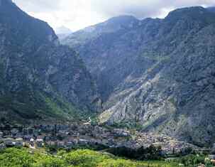 ABRUZZO ITALIA 33 FARA SAN MARTINO E IL VALLONE DI SANTO SPIRITO L imponente massiccio della Majella incombe su Fara San Martino, l antico borgo longobardo che ospita oggi i più celebri pastifici d