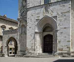 Onofrio, un piccolo ripiano su roccia, dove ancora oggi i pellegrini si distendono per curare febbri e mali di pancia.