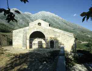 ABRUZZO ITALIA 45 LA CHIESA DI SANTA MARIA IN VALLE PORCLANETA Nei pressi di Rosciolo, piccolo borgo affacciato sulla valle che sfocia nella piana del Fucino, si trova uno dei gioielli dell