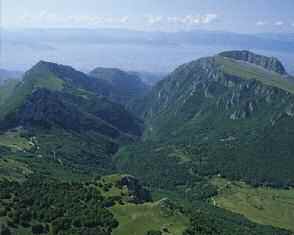 Quel che rende affascinante la chiesa dedicata al Santo è lo straordinario ciclo di affreschi giotteschi che conserva, e che rappresenta un unicum nel pur ricco panorama della pittura medievale d