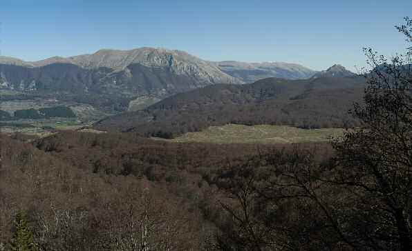 ABRUZZO ITALIA 7 decina i sentieri-natura, con possibilità di trekking e di escursione a piedi, a cavallo e in mountain bike quasi infinite.