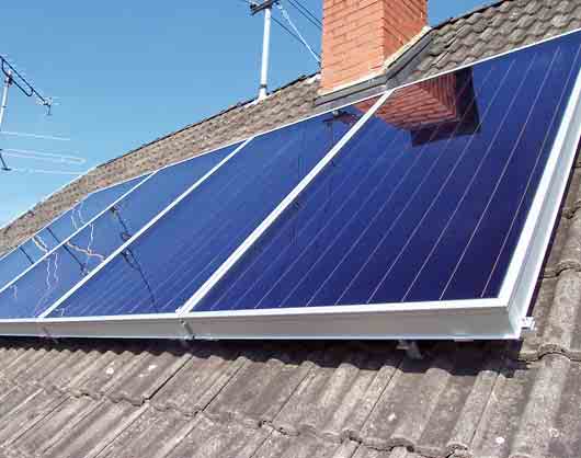 L installazione. Un impianto solare viene solitamente dimensionato per coprire parte dei fabbisogni di acqua calda sanitaria di una famiglia, pari a circa 50 litri/giorno per persona.