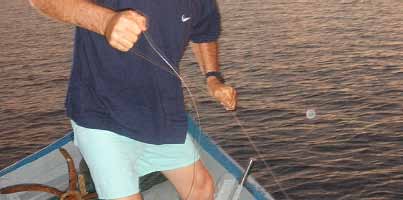 Pesca a bolentino alla Maldiviana. Viene effettuata con del filo di Nylon dello 0.70 o 0.80 mm come diametro e due piombi conici da circa 60 gr. l uno, fermati con un nodo.