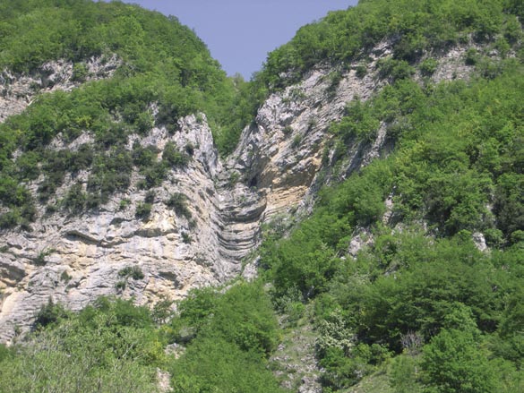 ITINERARIO 1 - da Sigillo a Cantalice Fig. 12 - Spettacolare canalone inciso dall acqua sulle pareti di Corniola.