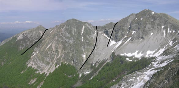 un profilo a V, ha invece creato i pinnacoli (visibili nella figura 22) e l attuale alveo dove è presente la cascata.