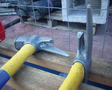 Per il montaggio e lo smontaggio del ponteggio a montanti e traversi prefabbricati viene usato un particolare martello,