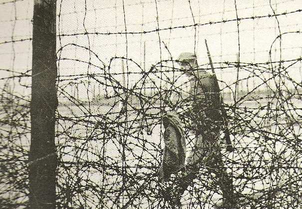 Ispezione del reticolato: le sentinelle avevano l ordine di sparare dalle torrette sugli IMI che lo avvicinavano! (foto di V.