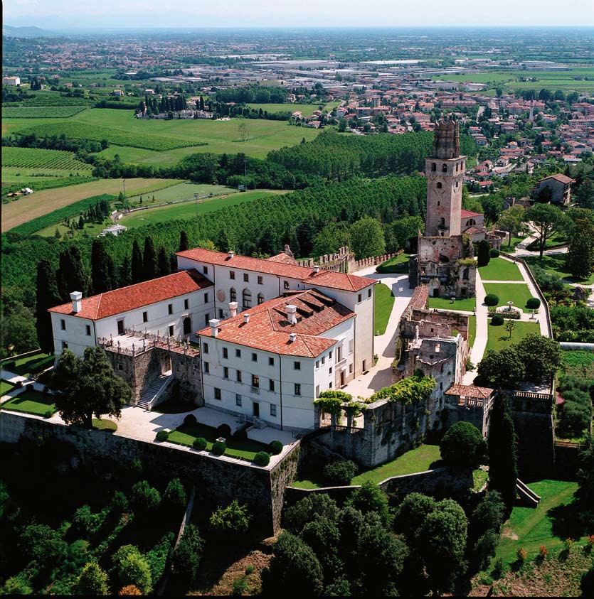 writers coming to visit and stay. Pordenone painted an extraordinary cycle of frescoes in the old chapel, while the works of other great Venetian masters of the time enriched the palaces.