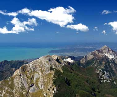 dall acqua, la muratura versilia è lo specchio di un paesaggio unico e maestoso, intreccio di terre che degradano verso le spiagge sabbiose e il mare.