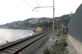 La tratta Andora-San Lorenzo si collega, lato ponente, alla tratta contigua a doppio binario San Lorenzo- Ospedaletti, attivata all esercizio ferroviario nel settembre 2001 e, a levante, alla linea