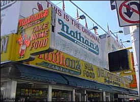 Come si potrebbe dimenticare Coney Island, il Playground of the World il parco dei divertimenti del mondo, con la sua famosa Ruota, il Paracadute il Cyclon e Nathan s Famous Hot Dogs.