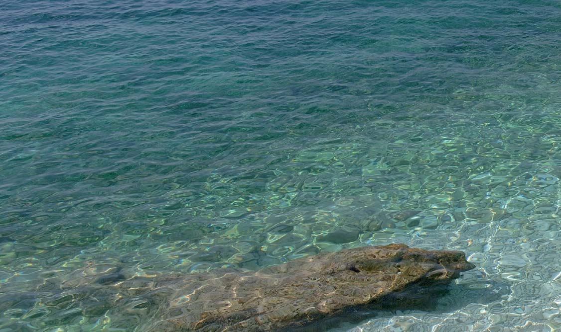 Prstima prebirete oblutke što blješte pod kristalno čistom vodom Jadrana a pluća vam se razgaljuju mirisima Mediterana. Vrijeme je sada nebitno.