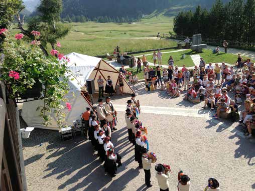 LETTERE 32 33 LETTERE VIVERE LA PIAZZA 2014 Ormai da alcuni anni, in occasione della stagione estiva, il Consorzio degli Operatori Turistici di Cogne organizza degli incontri di carattere culturale e