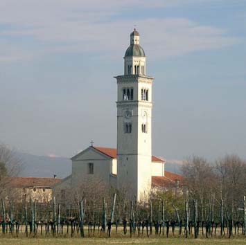 .. buon parroco di periferia, che saluta la sua gente sulla porta della chiesa, si perde per la strada in mezzo alla folla, incurante degli uomini di scorta che si ritrovano confusi tra i fedeli,